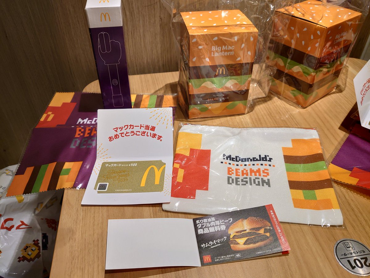 knight__2000's tweet photo. 抽選販売のはずのマックの福袋が数量限定で売ってた‼️
キャンセル分の販売かな。
友達と一緒に買ったら、金のマックカードが2人とも入ってたよ‼️ https://t.co/ctIdv1d5ig