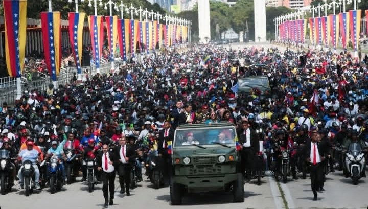 YO SOLO VEO ESCOLTAS Y MALANDROS EN MOTO 

DONDE ESTA EL PUEBLO ???