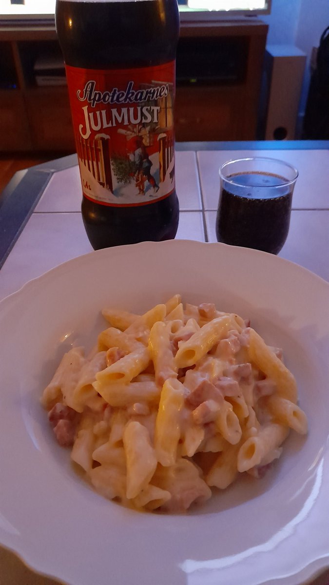 SwedishGamester's tweet photo. #DinnerIsServed: my own version of #PastaCarbonara, made with the last piece of the #julskinka (Christmas ham). Served with a glass of #julmust (soda). 😋 https://t.co/MenEe2RQ7b