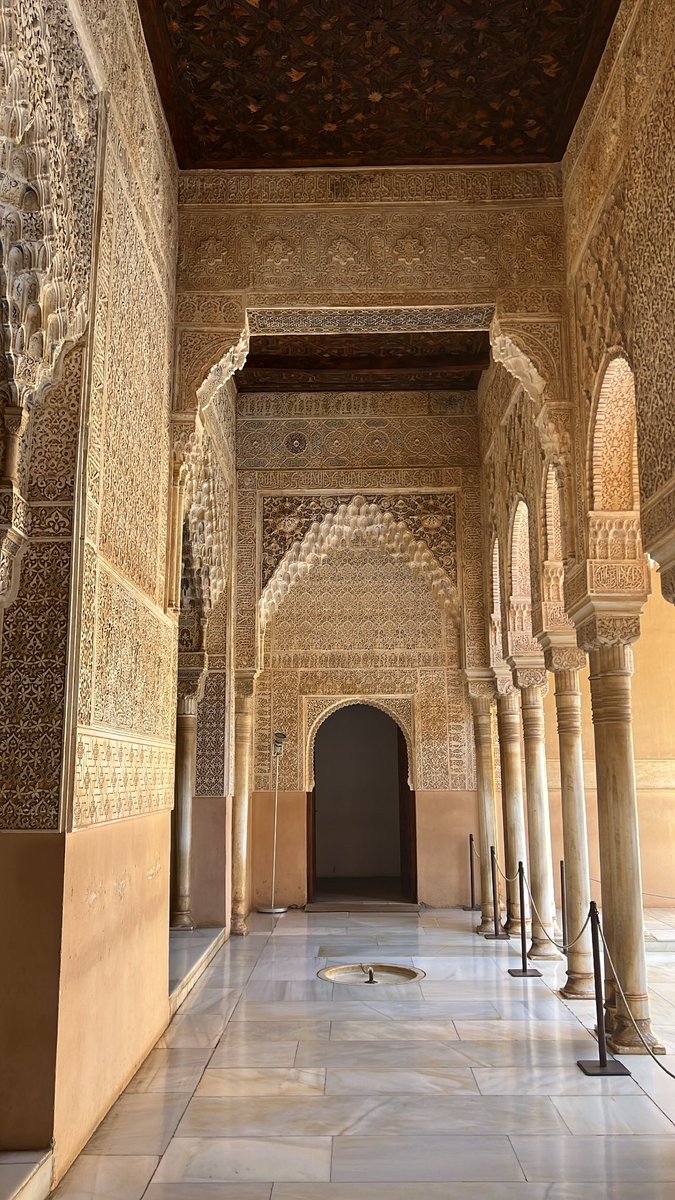 " في مَدخلِ الحمراءِ كانَ لقاؤنا "