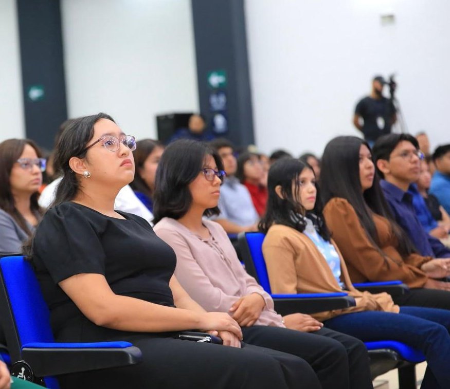 AsambleaSV's tweet photo. “Hemos tenido la oportunidad de conocer sus historias. Sabemos que a pesar de los obstáculos siempre se han esforzado en dar lo mejor. Detrás de cada uno de ustedes hay una realidad donde han estado presentes sus familiares”, presidente @ECastroES. https://t.co/tdgLSFq1rr