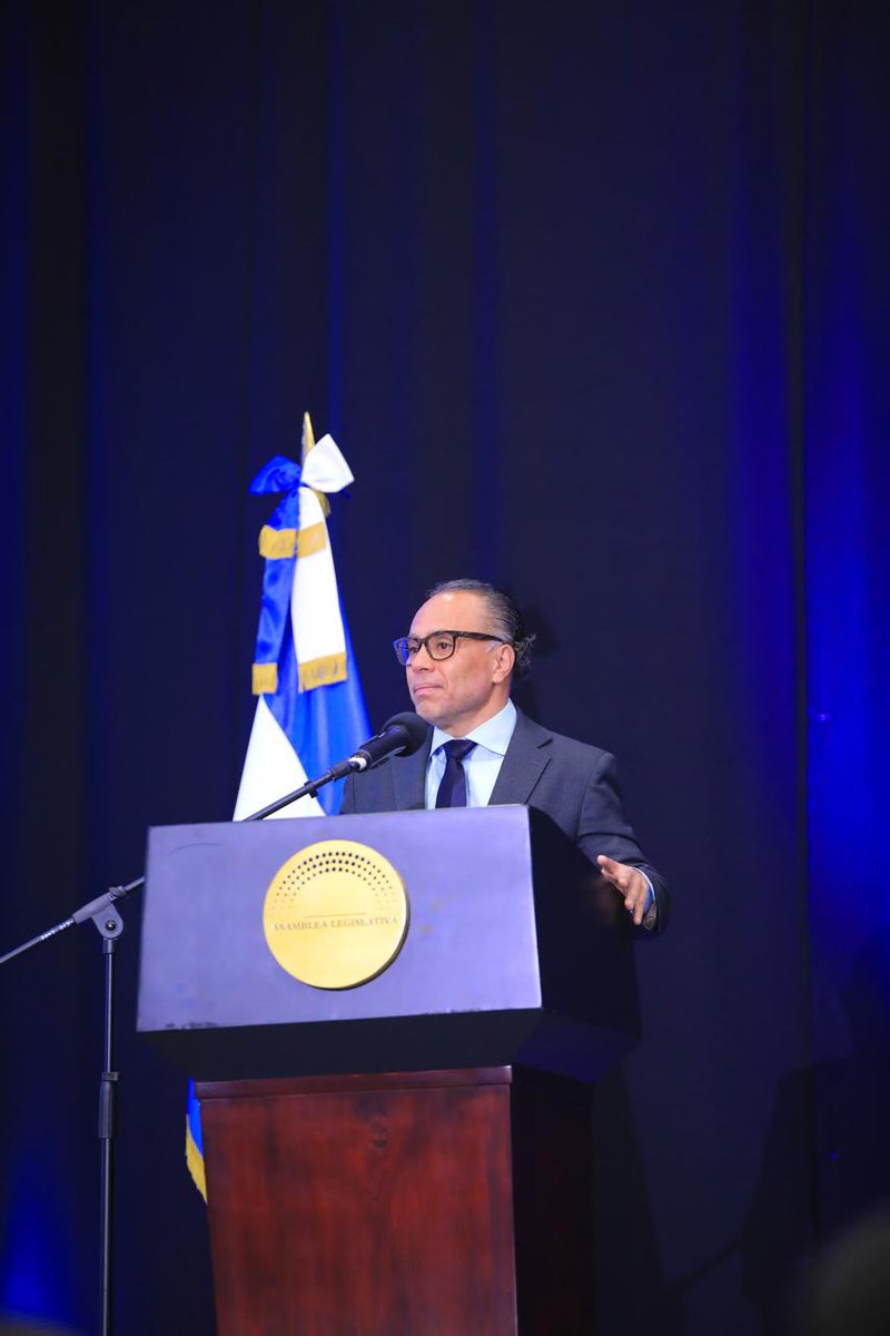 “Hemos tenido la oportunidad de conocer sus historias. Sabemos que a pesar de los obstáculos siempre se han esforzado en dar lo mejor. Detrás de cada uno de ustedes hay una realidad donde han estado presentes sus familiares”, presidente <a href="/ECastroES/">Ernesto Castro</a>.