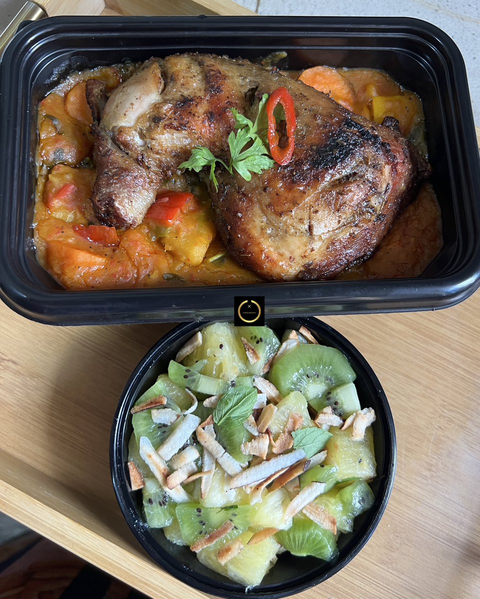 temiskitchen_'s tweet photo. Monday’s Special: Grilled Chicken x Vegetable Yam Porridge with a side of Pineapple x Kiwi x Toasted Coconut Flakes 🤤
.
#temiskitchen #nigerianfood #lunchmenu #explore #gourmetlunch https://t.co/EhDcuJmgTr