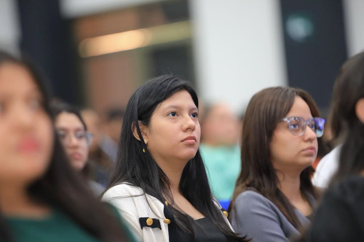 AsambleaSV's tweet photo. “Estamos viviendo un milagro; por ello, no deben olvidar de dónde vienen. Recuerden su historia y mantengan siempre los pies en la tierra y cuando llegue el día en que los llamen ‘ingeniero’, ‘doctora’, ‘licenciado’, acuérdense de sus orígenes, sus padres y sobre todo de las oportunidades que Dios les da”, presidente @ECastroES.