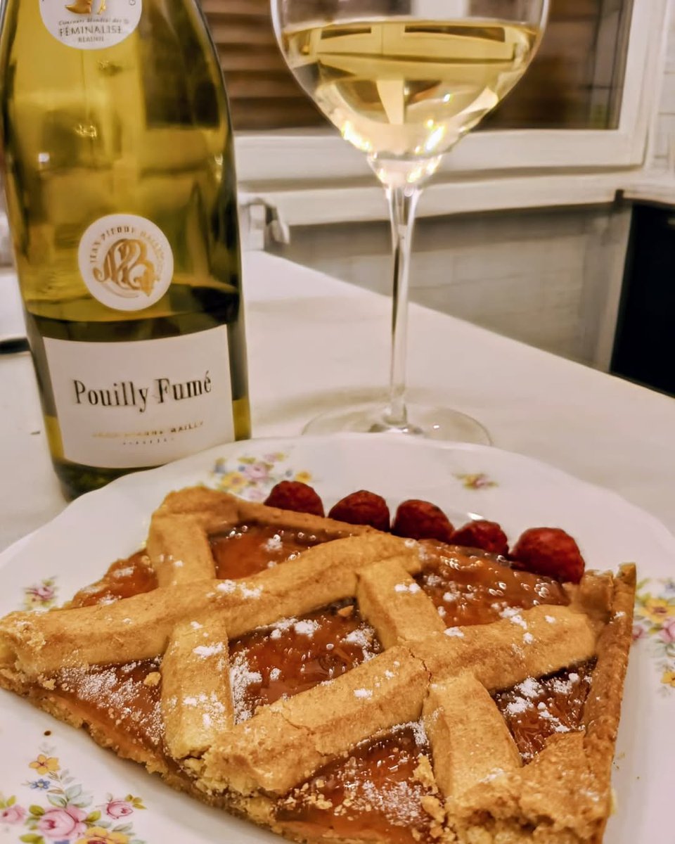 LisaKing_9's tweet image. The classic combo: crispy toast, savory smoked salmon, and a glass of smooth white wine. Simple yet classy—a perfect moment of deliciousness.#FoodPairing #SmokedSalmon #CrispyToast #WhiteWineLover #SimpleElegance #GourmetVibes #DeliciousMoments #FoodieFavorites #PerfectBite