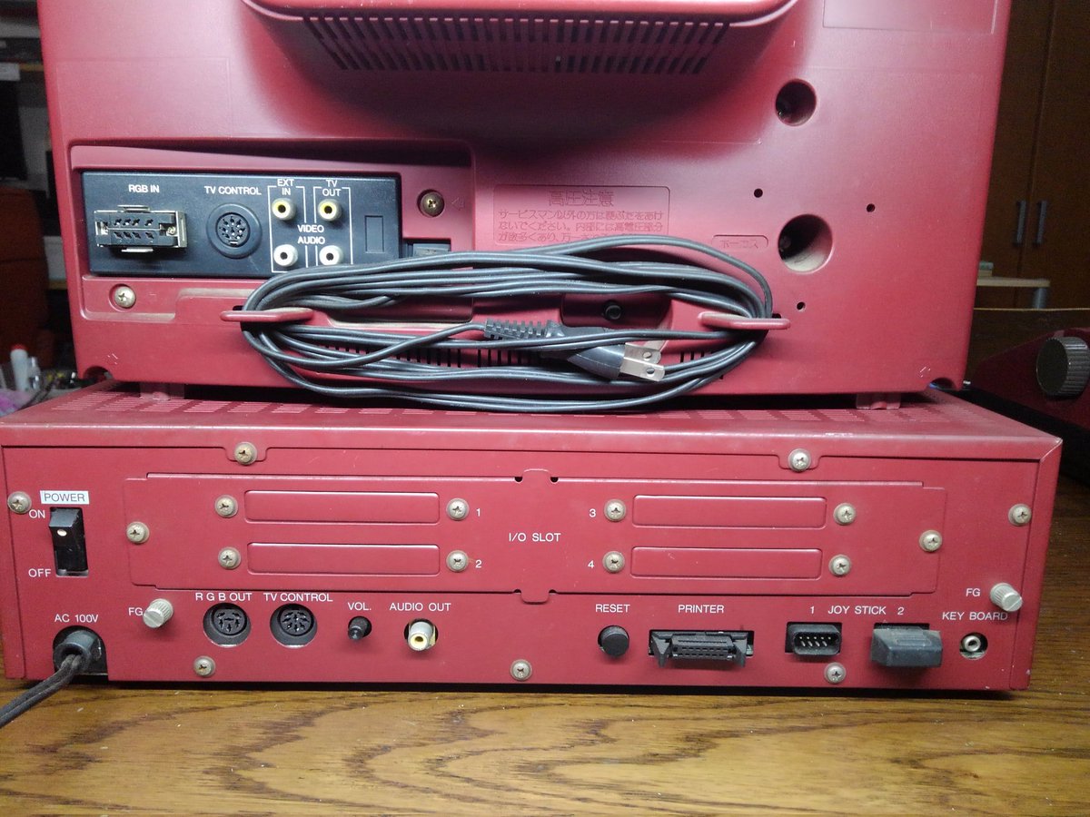 toshitada1973's tweet photo. 初代X1(ローズレッド)だよ。このインパクトはいまだに強烈っ。周辺機器にまでカラバリ展開したのはすごいよね! #X1 #CZ800C #CZ801DR #CZ80PK https://t.co/cfFbGcKsPj