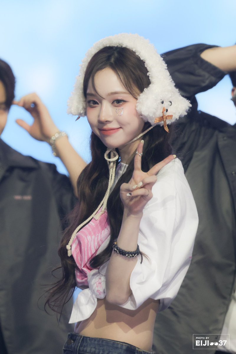 eiji0037's tweet photo. 250111 에스파 SMTOWN in 서울 preview 👭✨ 
@aespa_official 
#윈터 #WINTER #ウィンター #김민정 #冬子 
#에스파 #aespa #エスパ https://t.co/z5DK5Wy6qR