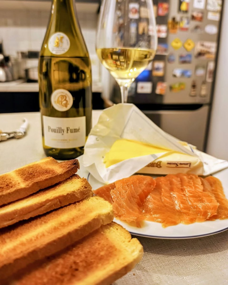 LisaKing_9's tweet image. The classic combo: crispy toast, savory smoked salmon, and a glass of smooth white wine. Simple yet classy—a perfect moment of deliciousness.#FoodPairing #SmokedSalmon #CrispyToast #WhiteWineLover #SimpleElegance #GourmetVibes #DeliciousMoments #FoodieFavorites #PerfectBite