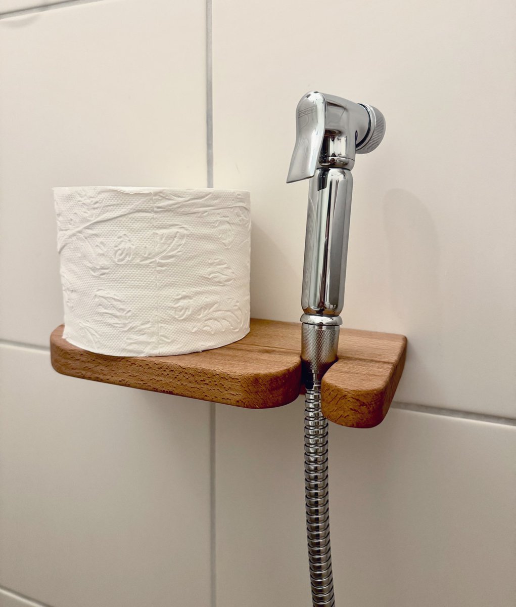 Yo: odio no tener bidet. Y odio tener que poner el rollo de papel en el tubito de mierda que encima como no tenemos bidet hay que cambiarlo cada 2 días. 

Mi novio: 🫡🧰🪚🪵❤️