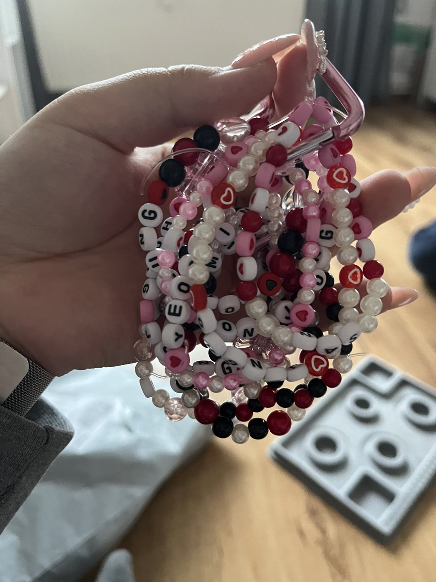 cherryyzzn's tweet photo. Hello everyone! 
Me and a Friend are making bracelets for the @ATEEZofficial concert in copenhagen! we hope we can talk to you and get to meet a lot of new ppl! 🩷 https://t.co/IQFHF15JC1