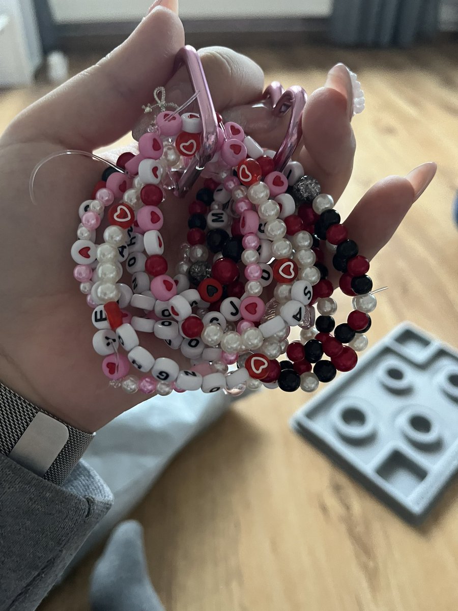 cherryyzzn's tweet photo. Hello everyone! 
Me and a Friend are making bracelets for the @ATEEZofficial concert in copenhagen! we hope we can talk to you and get to meet a lot of new ppl! 🩷 https://t.co/IQFHF15JC1