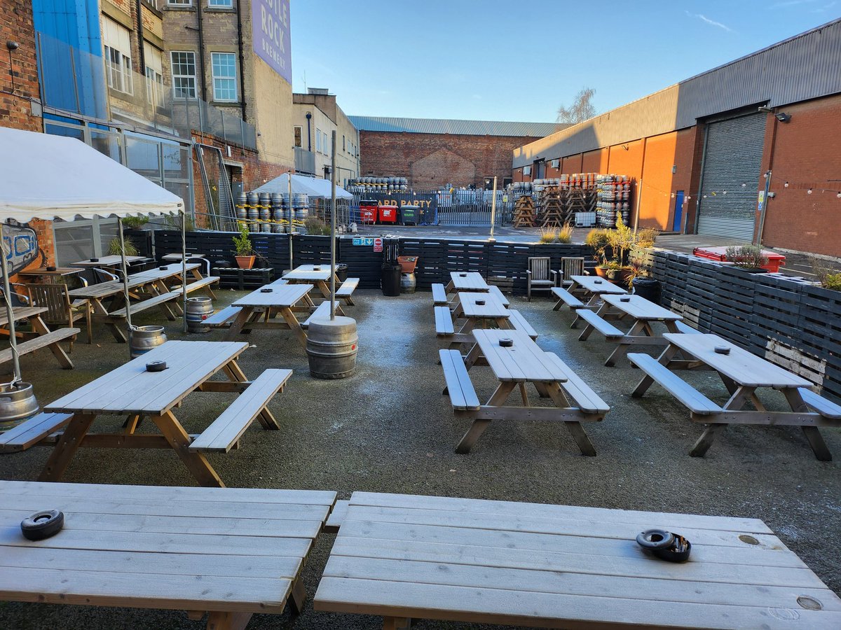 Beer garden is quiet.

#NOTVLUT
#COYH