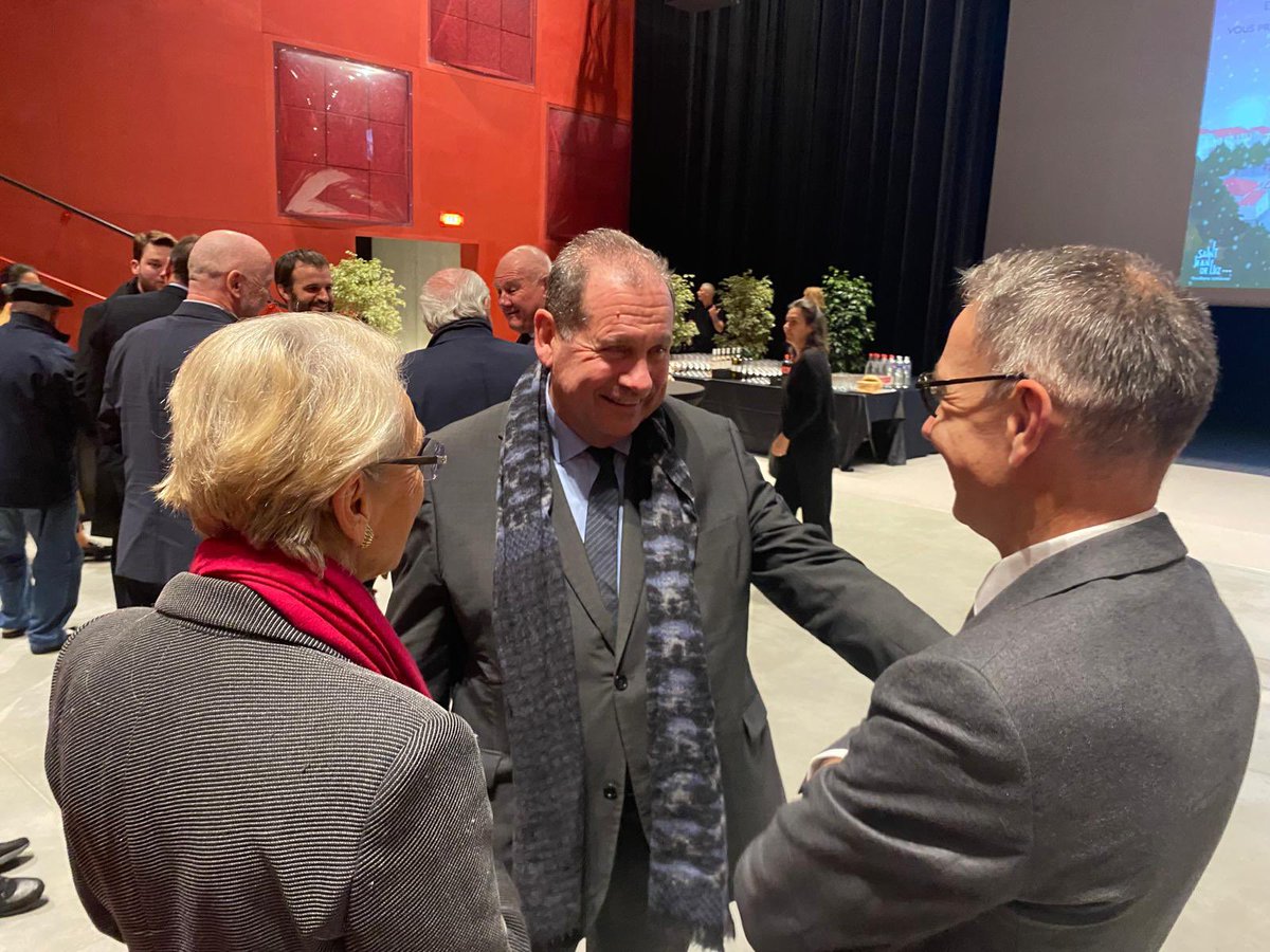 max_brisson's tweet photo. La ronde des vœux se poursuit ce samedi. À Saint-Jean-de-Luz en fin de matinée à l’invitation de mon ami Jean-François Irigoyen, le maire de la cité des corsaires et en présence de @MAlliotMarie, ancien ministre et maire de la ville. 

Les magnifiques aménagements de la Place Foch, la dynamique associative, la vie des quartiers au cœur de l’intervention du Maire qui a parfaitement su faire partager toutes les facettes de l’indispensable fonction de maire au plus près de ses concitoyens et porteur d’une vision de sa ville. 

@ForceCommunes 
#RondedesVoeux
#SenateurdeTerrain.