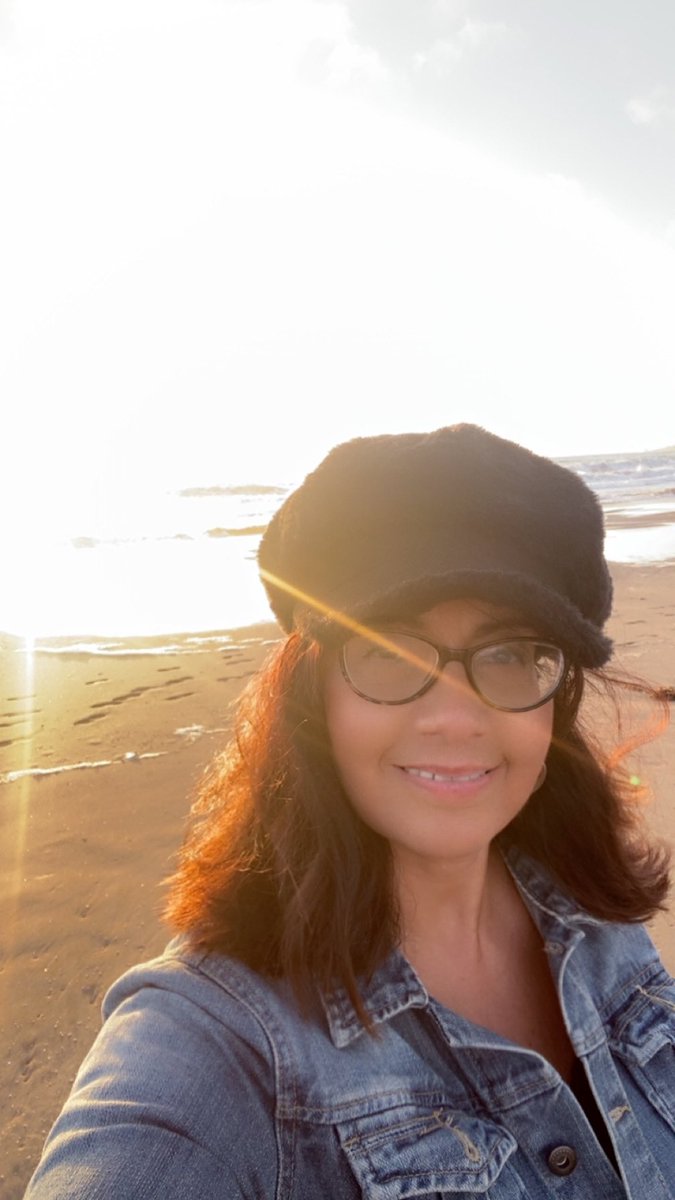 Buenos días querid@s acá amanecí con un nuevo año de vida qué comparto con Uds que han sido parte importante de muchos procesos que me han tocado 
Gracias 🙏 
Los quiero mucho 
♥️😘