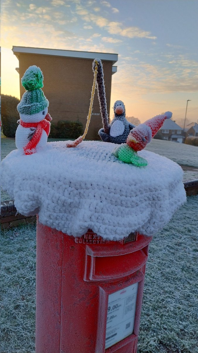 kitteridge_lisa's tweet image. So cold even the postbox topper was frozen!

Beautiful ☀️ &amp;amp; blue skies 💛💙 I&apos;ll take this 🥶❄️ over grey rain any day.

Short outing for Luca, but me &amp;amp; Cooper went a bit further. And typically we saw only 1 dog. Always the way. If we&apos;d taken Luca we&apos;d have seen 15!

#reactivity