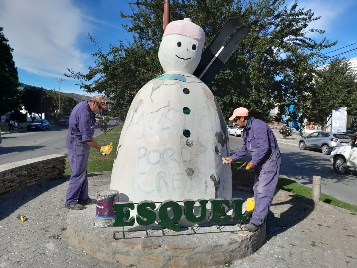 “Radique la denuncia en la comisaria segunda por las pintadas en el muñeco de nieve, por orden del intendente fui a hacer la denuncia por el daño y vandalismo”

fmdellagoesquel.com.ar/radique-la-den…