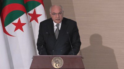 🚨الخارجية الجزائرية 🇩🇿 تعلق على قرار  السلطات الفرنسية  ترحيل وطرد مواطن جزائري وأسباب رفض الجزائر استلامه   : 
🚨الخارجية الجزائرية : المواطن الذي صدر في حقه قرار الطرد يعيش في فرنسا منذ 36 عامًا، ويحوز فيها بطاقة إقامة منذ 15 عامًا. كما أنه أب لطفلين ولدا من زواجه من مواطنة