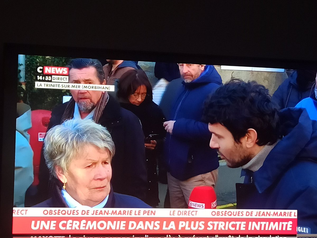 Elisaperei46275's tweet photo. #JMLPEN Une habitante de la Trinité/mer s'exprime à propos du rassemblement de l extrême gauche Place de la République : " Ça ne devrait pas exister des gens comme ça, il ne faut vraiment pas être bien dans sa tête. M. Lepen n était pas un criminel, il ne faut pas exagérer." https://t.co/4726UV2peV