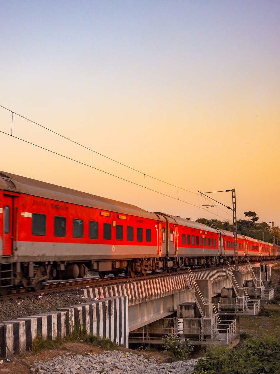 Aniket46_'s tweet photo. #Goldenrays over the #Red #LHB coaches of The 12424 #Dibrugarh #RajdhaniExpress & a #Dramatic Evening Sky !
.
.
๐: #Falakata, #WestBengal .
.
.
@drm_apdj | @RailNf | @RailMinIndia https://t.co/WZa1d2HkF2