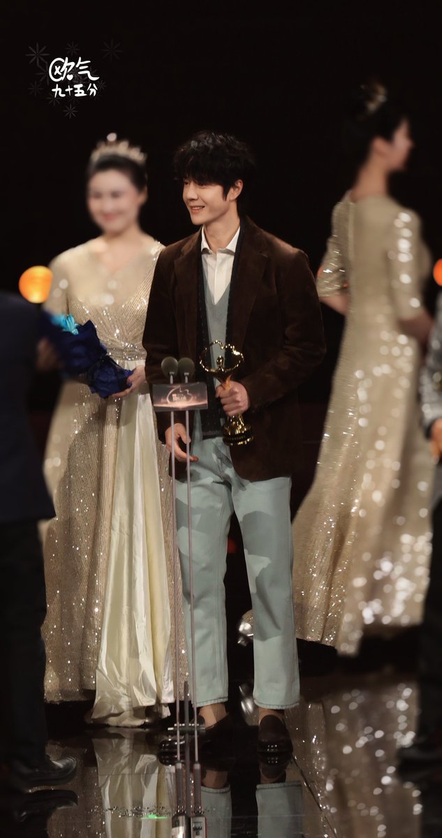 Zhan0Bo's tweet photo. finally we got to see his smile 🥹 congrats yibo 💚 https://t.co/4fJC0xNUCf