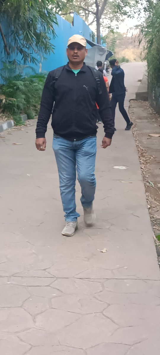 styleangel23's tweet photo. As it is, there are very few places in Mumbai to jog, run or cycle. Such a place is the Mulund pipeline road. When  such public places are usurped by squatters then the blood boils. @mybmc @MumbaiPolice sharing some photos. @PiramalRealty https://t.co/uuprALXqDH