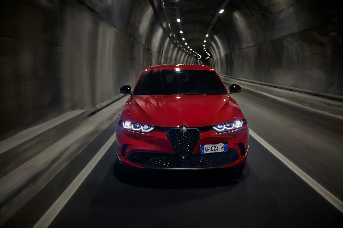 Quelle distance de freinage pour l'Alfa Romeo Tonale Hybrid 160 chevaux à 130 km/h ?
<a href="/AutoPlusMag/">AutoPlus</a> a fait le test et la réponse est 62 mètres... Et c'est le meilleur résultat enregistré dans le segment !