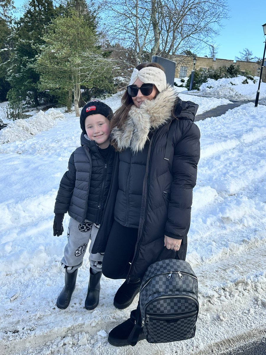 ainsleyburtonX's tweet photo. Weekend away ❄️🤍 #wholesome #slaleyhall https://t.co/Qoaecwz7QZ
