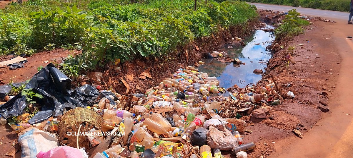 climatenewsrom's tweet photo. The City of #Harare, and all cities in #Zimbabwe, must clear roadside drainage systems at least twice a year, especially before and after the rains. But we can't ignore the role of residents in these floods. Many dump rubbish into drain inlets—vendors included. #CleanZimbabwe https://t.co/o4A0rZemuu