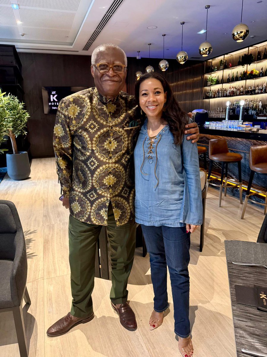 Je viens d'avoir une rencontre enrichissante avec Rebecca Enonchong sur les problèmes systémiques du secteur IT au Cameroun. Sa vaste connaissance et expérience sont vraiment inspirantes. Alors que la technologie évolue rapidement, son travail pour promouvoir la tech et