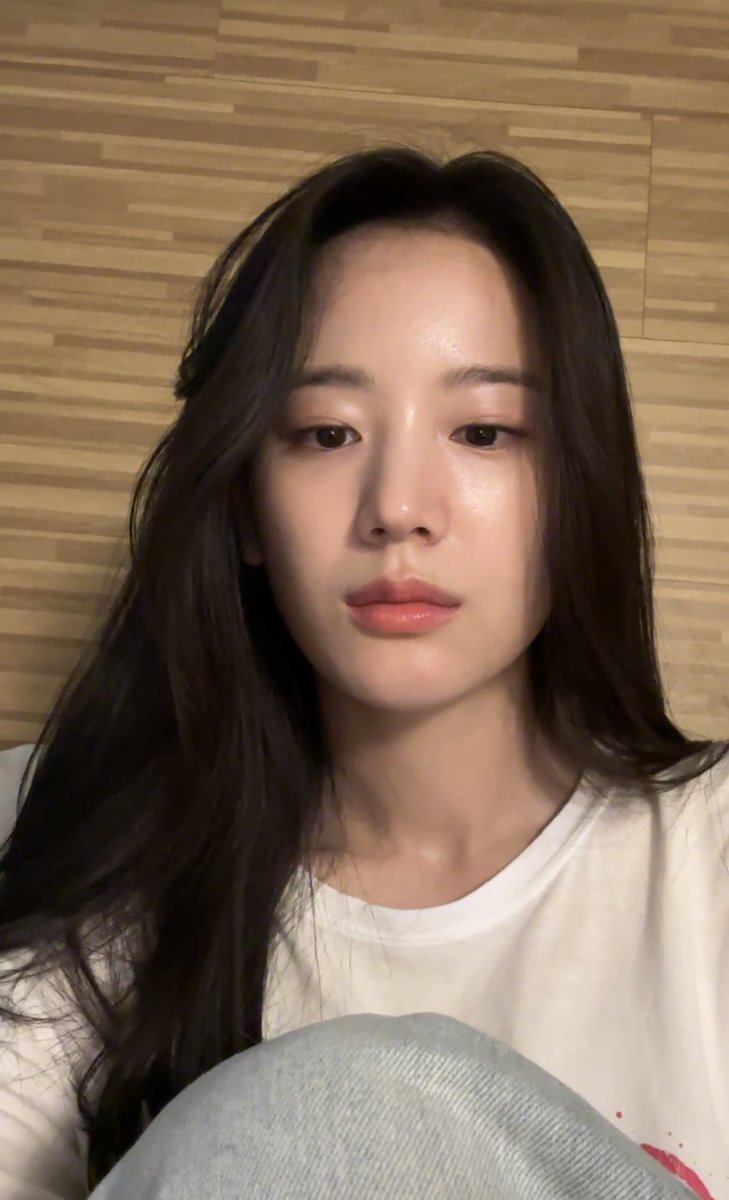 nidupal's tweet photo. 언니는나어디보고만나?                               잘못보고 https://t.co/gvjAi9xNCd
