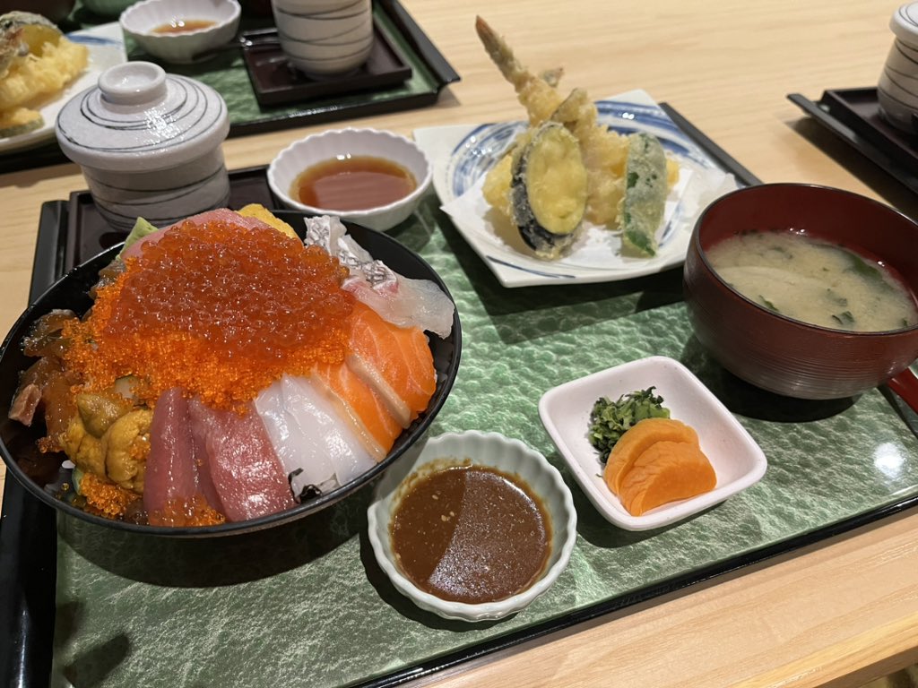 xxxchamcham's tweet photo. パッパの一周忌法要だったのでちょっとお高い海鮮丼食べた✨もつ鍋も追加で頼んだのでお腹破裂💥 https://t.co/ycTF3Akrnv