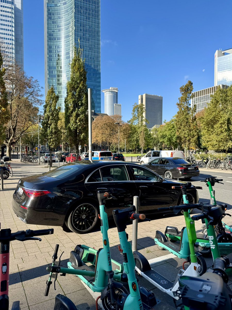 Frankfurt Limousines tweet media