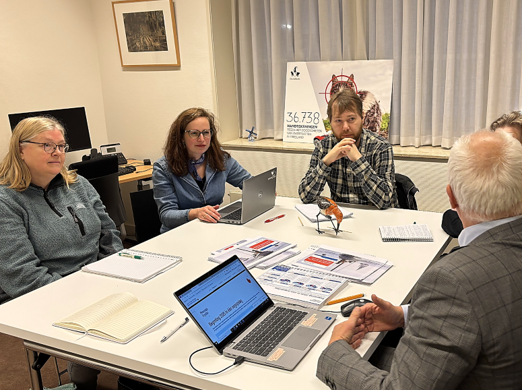 🍀 'Alle politieke beestjes helpen'! 🐝

Menno Brouwer verzorgde het 4e en laatste deel van deze cursus
👉 over de praktische kneepjes v/h politieke vak

Najaar 2025 start de 3e editie. Voor iedereen die politiek actief wil worden voor de #PvdD in Fryslân; <a href="/psfryslan/">Provinsjale Steaten fan Fryslân</a> of gemeente.