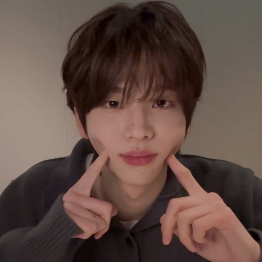 이거 구라지 
뭔 볼이 뽀샵앱으로 만진것마냥
ㅈㄴ 잘늘어나고 쏙 들어가