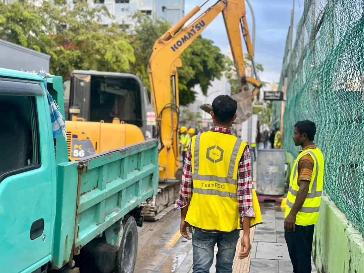 rdcmaldives's tweet photo. އަމީނީމަގު މާފަންނު ސްޓޭޑިއަމް ސަރަހައްދުގައި ތާރު އަޅާފައިވާ ހިސާބަށް ގެއްލުންވެފައި ވުމުގެ ސަބަބުން އެ ސަރަހައްދު މަރާމާތު ކުރުމުގެ މަސައްކަތް މިހާރު އަންނަނީ ކުރަމުން.

#TeamRDC https://t.co/qeFcmZcVs9