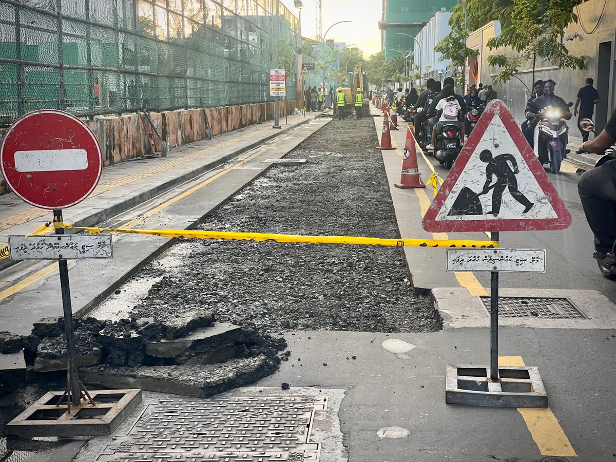 rdcmaldives's tweet photo. އަމީނީމަގު މާފަންނު ސްޓޭޑިއަމް ސަރަހައްދުގައި ތާރު އަޅާފައިވާ ހިސާބަށް ގެއްލުންވެފައި ވުމުގެ ސަބަބުން އެ ސަރަހައްދު މަރާމާތު ކުރުމުގެ މަސައްކަތް މިހާރު އަންނަނީ ކުރަމުން.

#TeamRDC https://t.co/qeFcmZcVs9