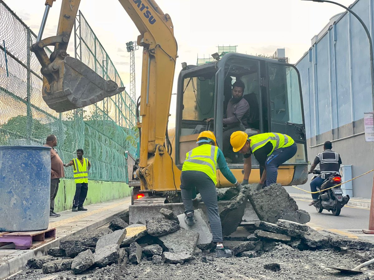rdcmaldives's tweet photo. އަމީނީމަގު މާފަންނު ސްޓޭޑިއަމް ސަރަހައްދުގައި ތާރު އަޅާފައިވާ ހިސާބަށް ގެއްލުންވެފައި ވުމުގެ ސަބަބުން އެ ސަރަހައްދު މަރާމާތު ކުރުމުގެ މަސައްކަތް މިހާރު އަންނަނީ ކުރަމުން.

#TeamRDC https://t.co/qeFcmZcVs9