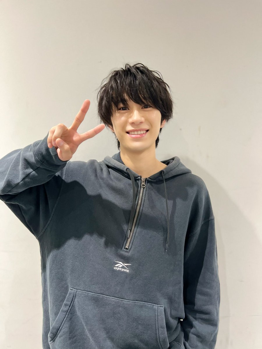 jr_official_X's tweet photo. 【 📺Drama 】

#嶋﨑斗亜 が主人公の姫ノ宮レイ
#山中一輝 が友人の伊藤悟
を演じるドラマ
『 #恋愛革命 』
が、いよいよ本日深夜1時から放送開始です🥰

ぜひご覧ください🌝✨

#Lilかんさい #AmBitious

　　　　＼\     観てねー❤️     /／ https://t.co/vIG1tG97Ja