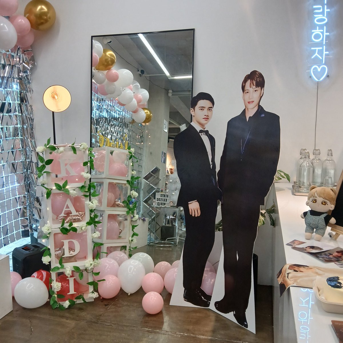 penguin_J88's tweet photo. I AM IN LOVE WITH YHE HEIGHT DIFFERENCE OF THE STANDEES

#IntoKaisooWorld https://t.co/TFfqBUO87j