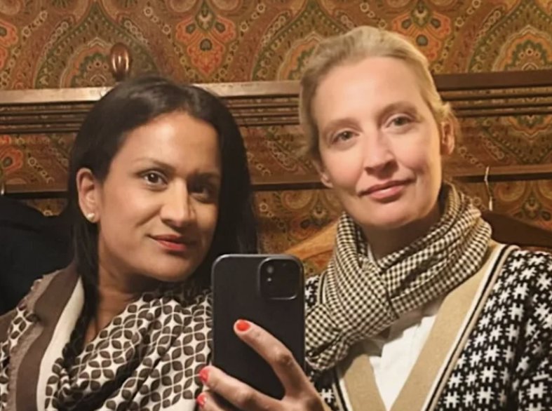 Laserbrille's tweet photo. Alice Weidel (Schweiz) und ihre Ehefrau (Sri Lanka) sprechen nur über #Remigration aber nie über Doppelmoral. 🤔🤷 https://t.co/Fmo2Ji2HfS