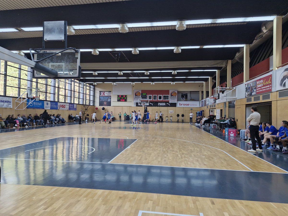 #Basketball in #Strullendorf
Stau auf der Autobahn,  in letzter Sekunde erst in die Halle gekommen.
#Baunach heute sogar mit 2 Trommlern. #RLSO