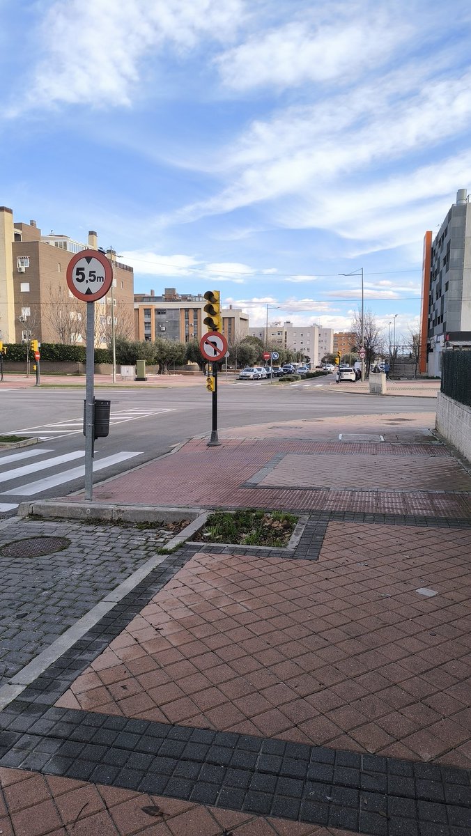 LoreMeepletopia's tweet photo. Las luces de Navidad han funcionado de lujo, PERO los semáforos del cruce Tranvía/Peatones/Coches vuelve a estar sin funcionar y sin control de tráfico.
Av. planetas con Paseo de Nicaragua
@AytoParla @viaparla @parla https://t.co/UcV4Od6Gb0