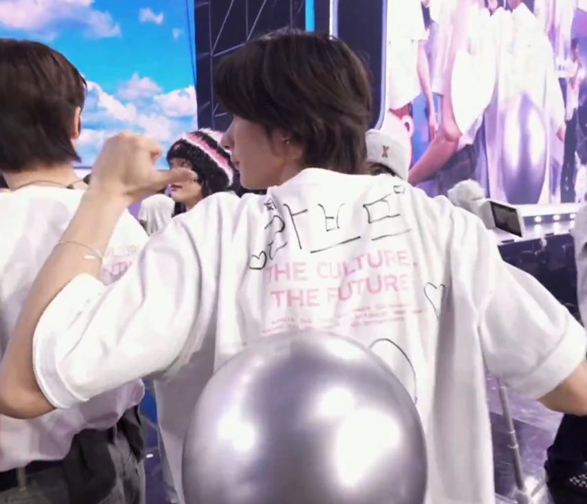 하…선배후배동료•••5억명 모인 콘서트에서
등판뒤에 브리즈적어서 기살려주는남자 존나호감 

왜그랬냐 물어보면 브리즈 너무 좋아서<<해놓고
ㄹㅇ 1년뒤에도 똑같이 해주는남자 호감