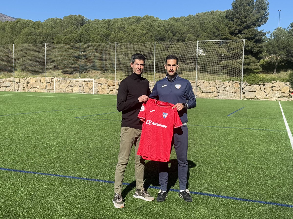 CDEstepona's tweet photo. Ayer fue presentado oficialmente nuestro nuevo entrenador, Carlos Cura (@carloscura_). En el acto lo acompañó nuestro director deportivo, Miguel de Hita (@mdehita). También estuvo presente Rubén Cid (@RubenCidPF), nuevo preparador físico. ¡Bienvenidos! ❤️💙 https://t.co/RhtGxoj2Ga