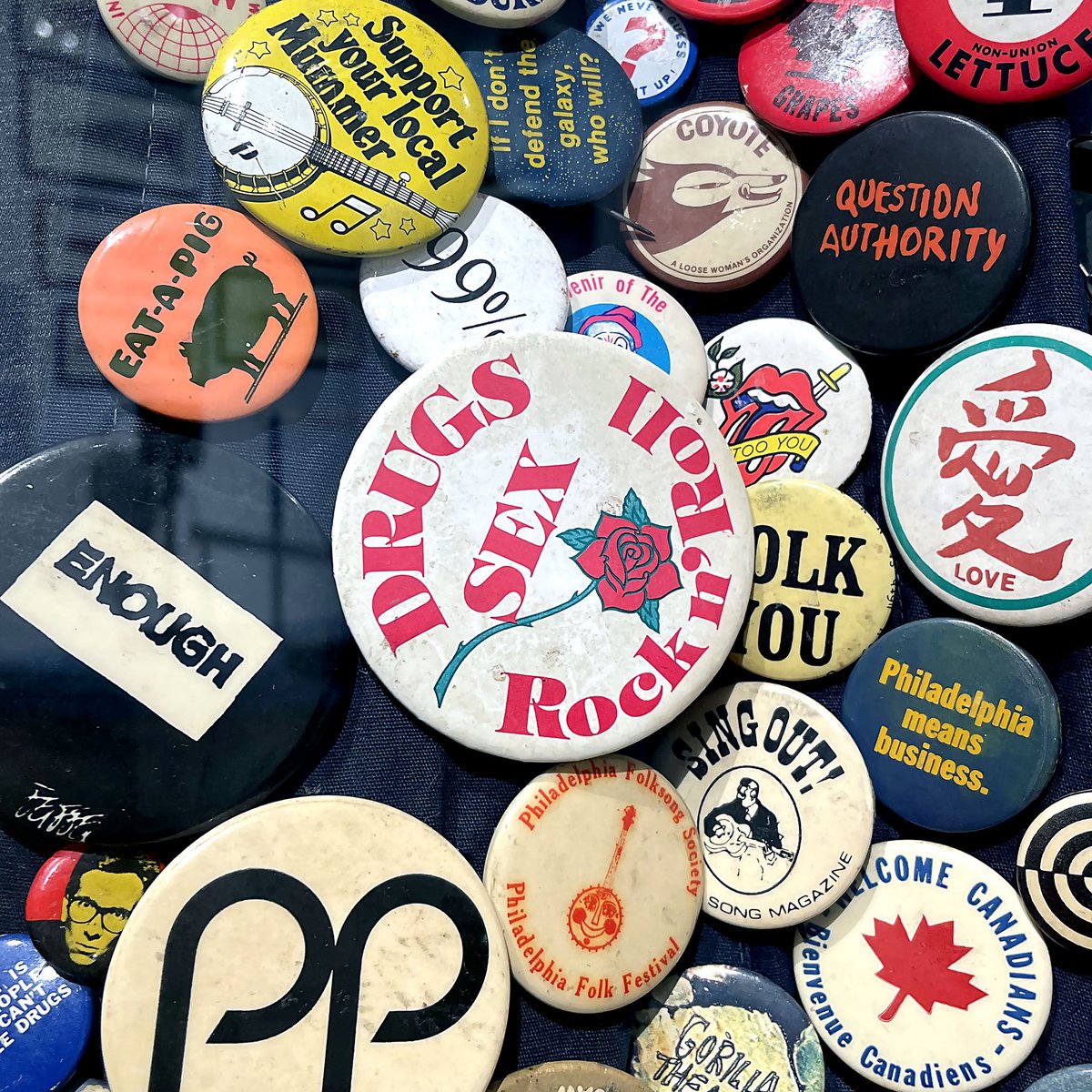 round_museum's tweet image. Pin-Back Button Jacket Round
.
Neil Benson was a prolific photographer and community activist. His jacket has 749 buttons that he collected.
.
01.11.25
#rounddujour #pinbackbutton #AtwaterKentCollection #PennsylvaniaAcademyofFineArts #DrexelUniversity 
roundmuseum.com