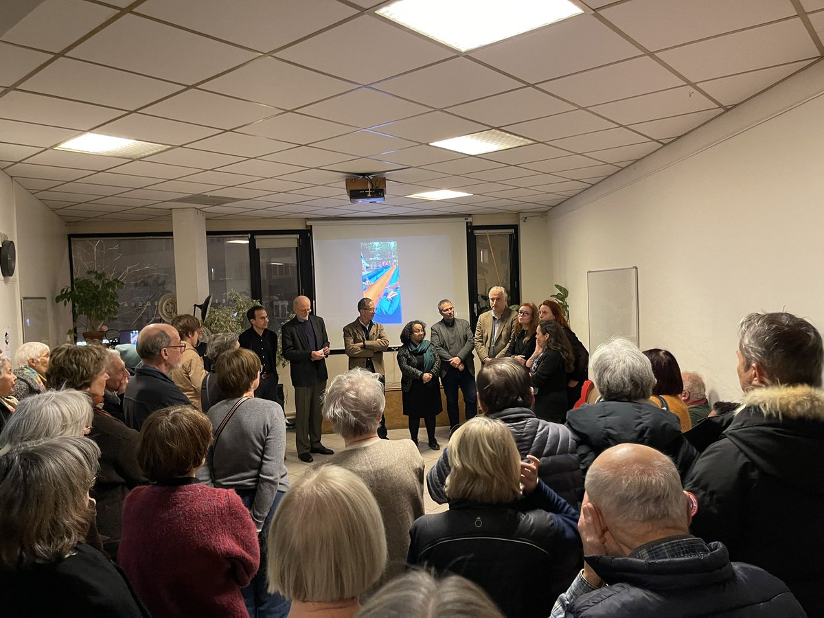 Galette de début d’année à la Maison de la Place des Fêtes à l’invitation et en l’honneur des associations que j’ai tenu à remercier pour leur implication dans la transformation et l’animation du quartier, en présence de l’équipe de la médiathèque James Baldwin