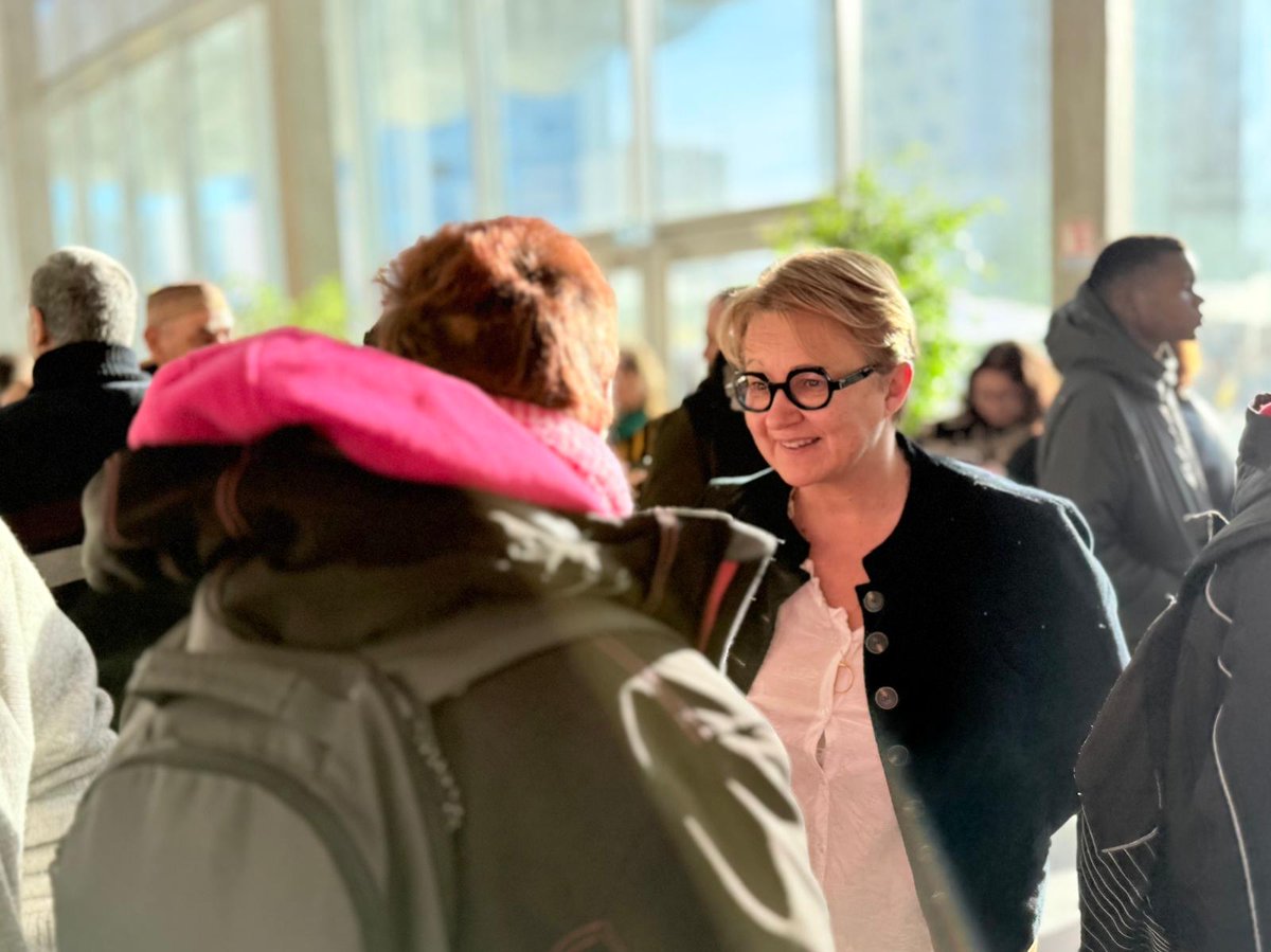 nathalieappere's tweet photo. Au conservatoire à rayonnement régional dans le quartier du Blosne pour souhaiter avec @BeaHakniRobin une bonne année aux habitants et échanger sur le quotidien du quartier.
Un beau moment convivial, à l'image des projets qui animent le Blosne. https://t.co/rxKRoWMEhB