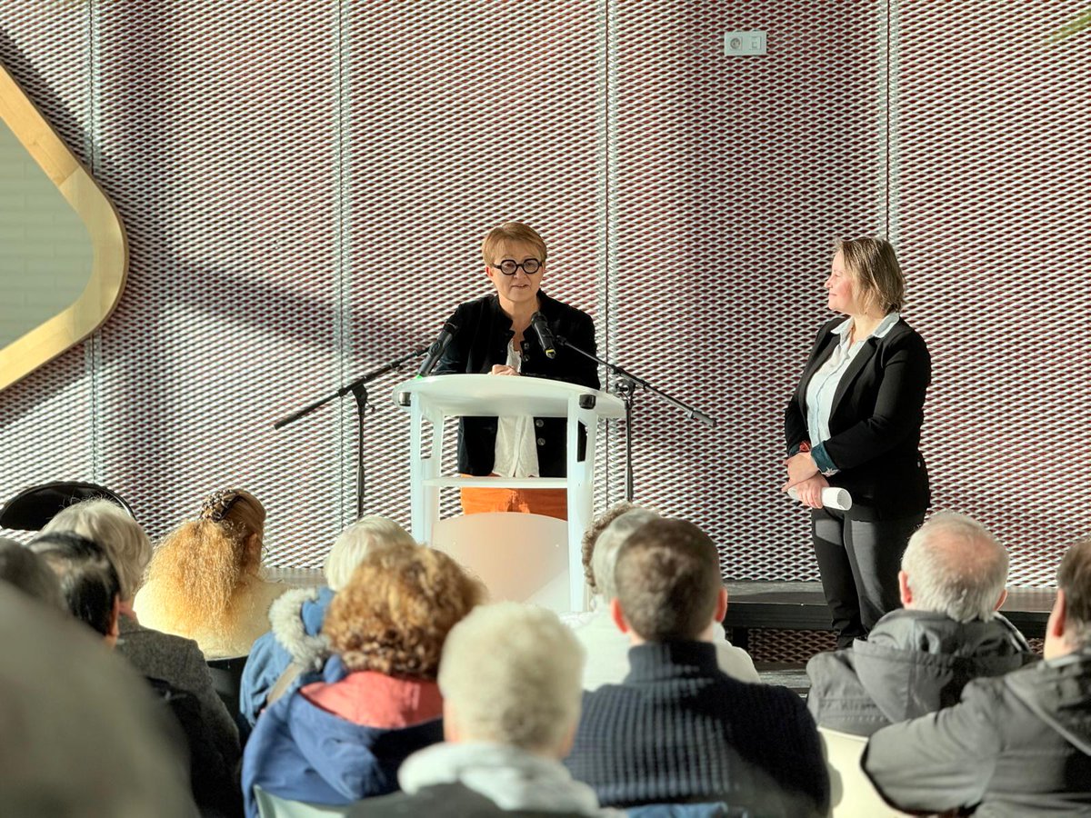 nathalieappere's tweet photo. Au conservatoire à rayonnement régional dans le quartier du Blosne pour souhaiter avec @BeaHakniRobin une bonne année aux habitants et échanger sur le quotidien du quartier.
Un beau moment convivial, à l'image des projets qui animent le Blosne. https://t.co/rxKRoWMEhB