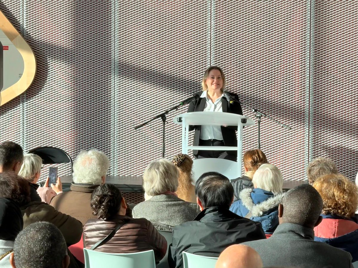 Nathalie Appéré (@nathalieappere) on Twitter photo Au conservatoire à rayonnement régional dans le quartier du Blosne pour souhaiter avec <a href="/BeaHakniRobin/">Béatrice HAKNI-ROBIN</a> une bonne année aux habitants et échanger sur le quotidien du quartier.
Un beau moment convivial, à l'image des projets qui animent le Blosne. Au conservatoire à rayonnement régional dans le quartier du Blosne pour souhaiter avec <a href="/BeaHakniRobin/">Béatrice HAKNI-ROBIN</a> une bonne année aux habitants et échanger sur le quotidien du quartier.
Un beau moment convivial, à l'image des projets qui animent le Blosne.