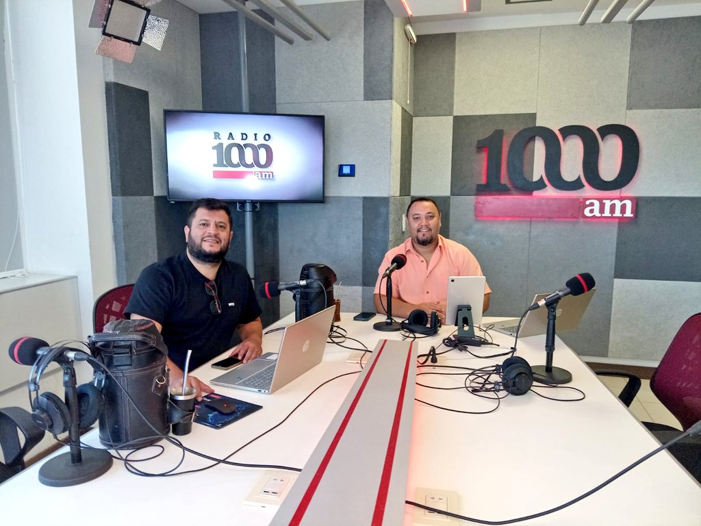 1000_am's tweet photo. ¡FELIZ SÁBADO! 🙌

🗣 Los abogados Guillermo Velázquez y Víctor Marecos ya tienen su #DespachoAbierto. Escuchanos pues...

#1000Noticias #1000am 📻🎙 https://t.co/3SZpK1XTfN